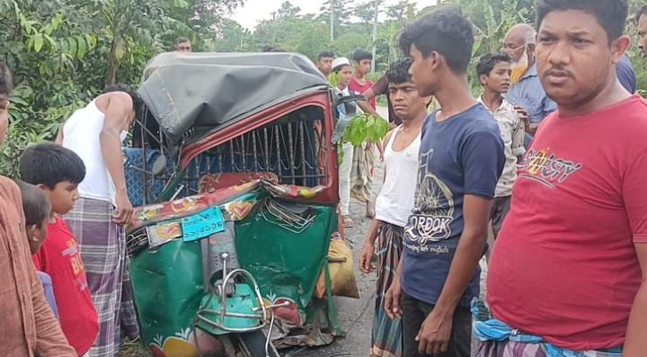 ড্রাম ট্রাকের ধাক্কায় প্রাণ গেল অটোরিকশা চালকের